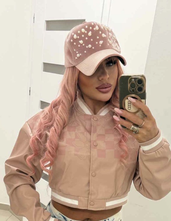 Czapka z daszkiem z perełkami – pudrowy róż