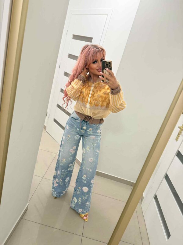 Jeansy z kwiatowym printem – fason wide leg