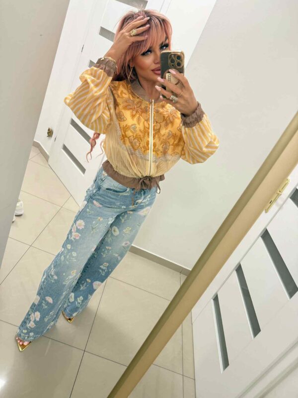 Jeansy z kwiatowym printem – fason wide leg